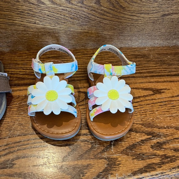 🔆Bundle of 7 Pairs of Size 6T Shoes - Picture 2 of 8